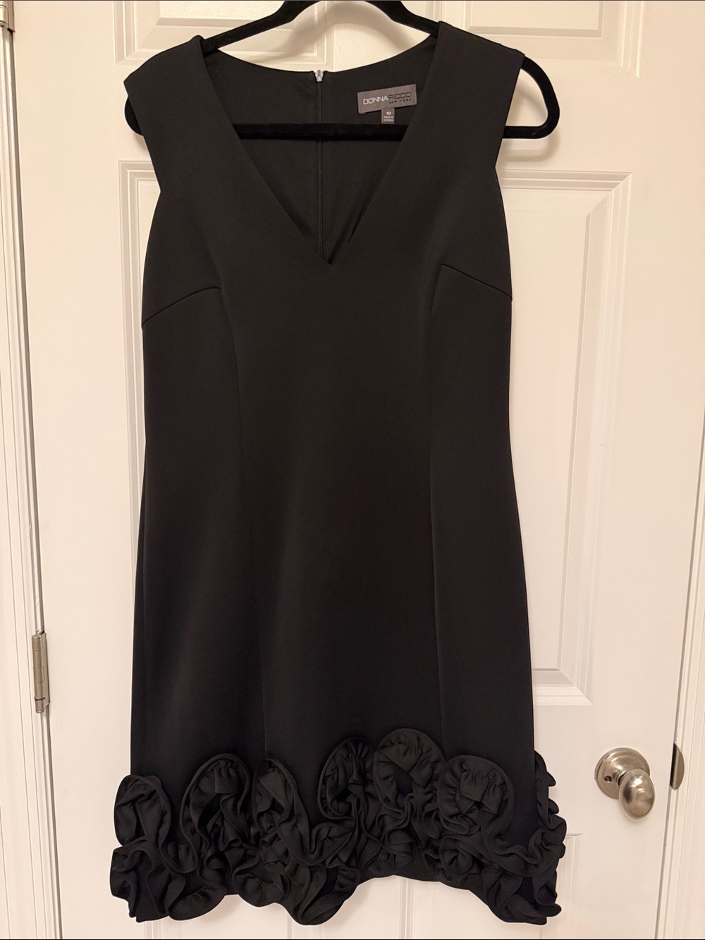 Donna Ricco Black Sleeveless V-Neck Cocktail Mini Dress with Ruffle Hem
